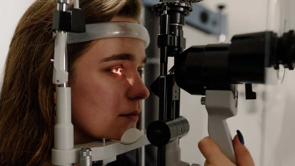 Quais os principais sinais que indicam a necessidade de procurar por um oftalmologista